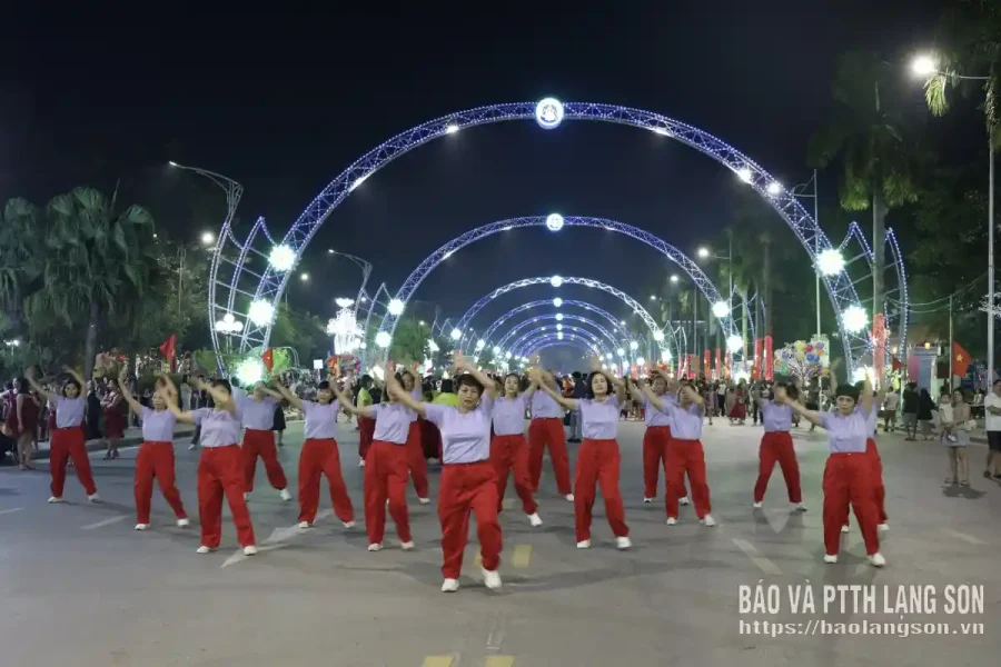 Người dân tham gia các tiết mục nhảy dân vũ tại Không gian văn hoá đường Hùng Vương