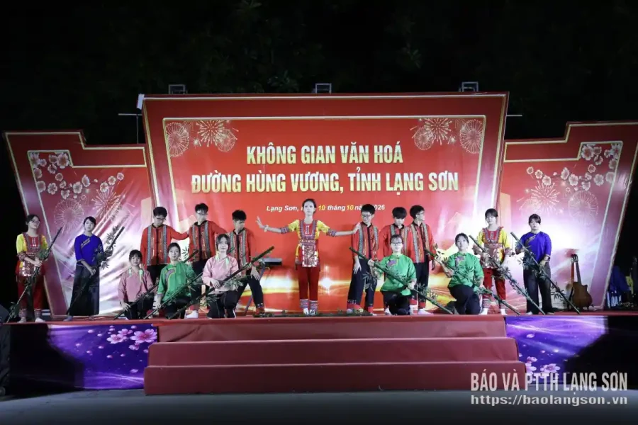 Người dân tham gia các tiết mục nhảy dân vũ tại Không gian văn hoá đường Hùng Vương