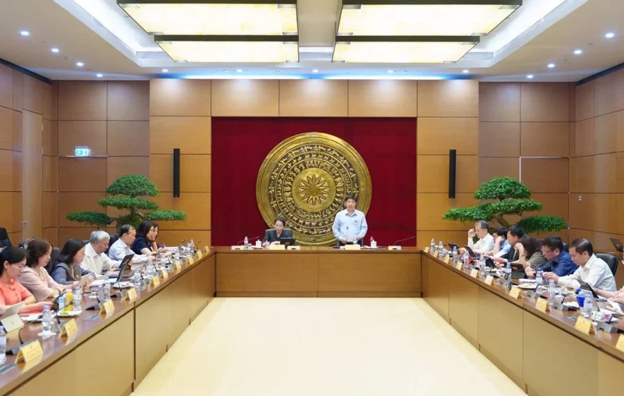 Phiên thảo luận tại Tổ về tình hình kinh tế xã hội sáng 18.10