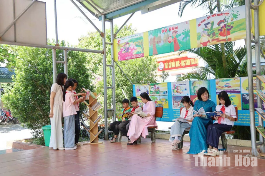 Học sinh đọc sách tại không gian thư viện xanh Trường Tiểu học Hà Trung