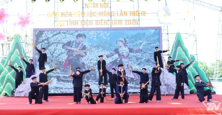 Đoàn nghệ nhân biểu diễn khèn Mông tại Ngày hội Văn hóa dân tộc Mông lần thứ IV