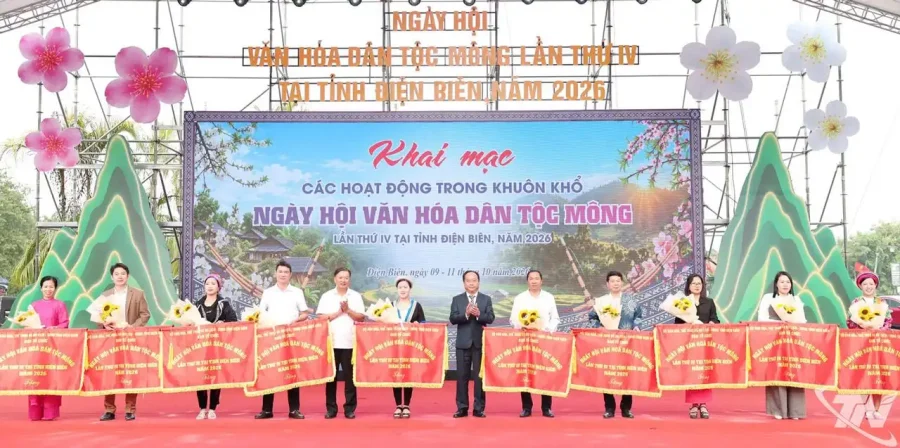 Đoàn nghệ nhân biểu diễn khèn Mông tại Ngày hội Văn hóa dân tộc Mông lần thứ IV