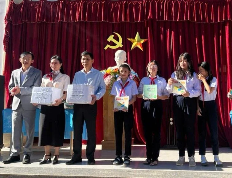 Lãnh đạo Thư viện tỉnh Lâm Đồng trao sách cho học sinh Trường TH&THCS Định An