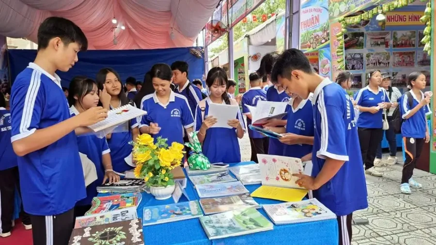 Không gian trưng bày sách và hoạt động trải nghiệm tại lễ hội kỷ niệm Anh hùng Mai Thị Nương