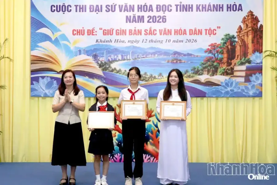 Phụ huynh và học sinh cùng đọc sách để nuôi dưỡng văn hóa đọc từ gia đình