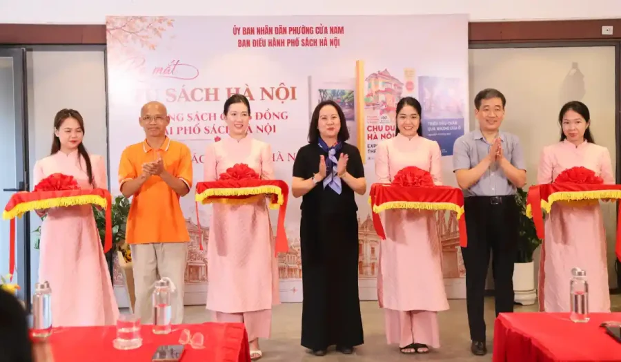 Các đại biểu cắt băng khánh thành Tủ sách Hà Nội tại Phố Sách