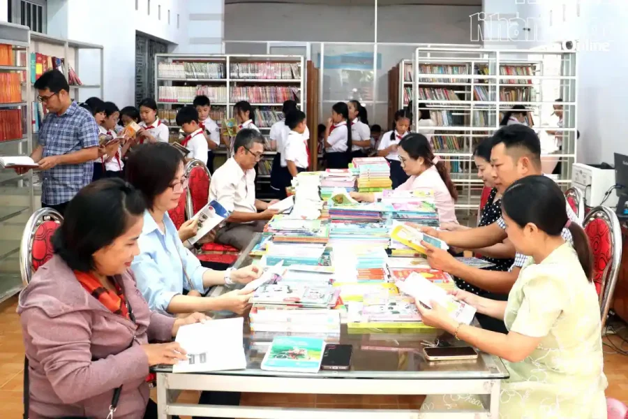 Phụ huynh và học sinh đọc sách tại Thư viện xã Diên Khánh