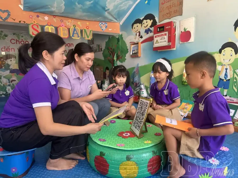 Giáo viên hướng dẫn học sinh và phụ huynh ứng dụng công nghệ đọc sách tại trường học