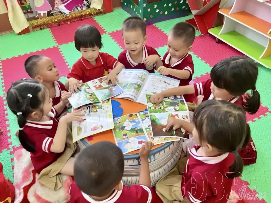 Giáo viên hướng dẫn học sinh và phụ huynh ứng dụng công nghệ đọc sách tại trường học